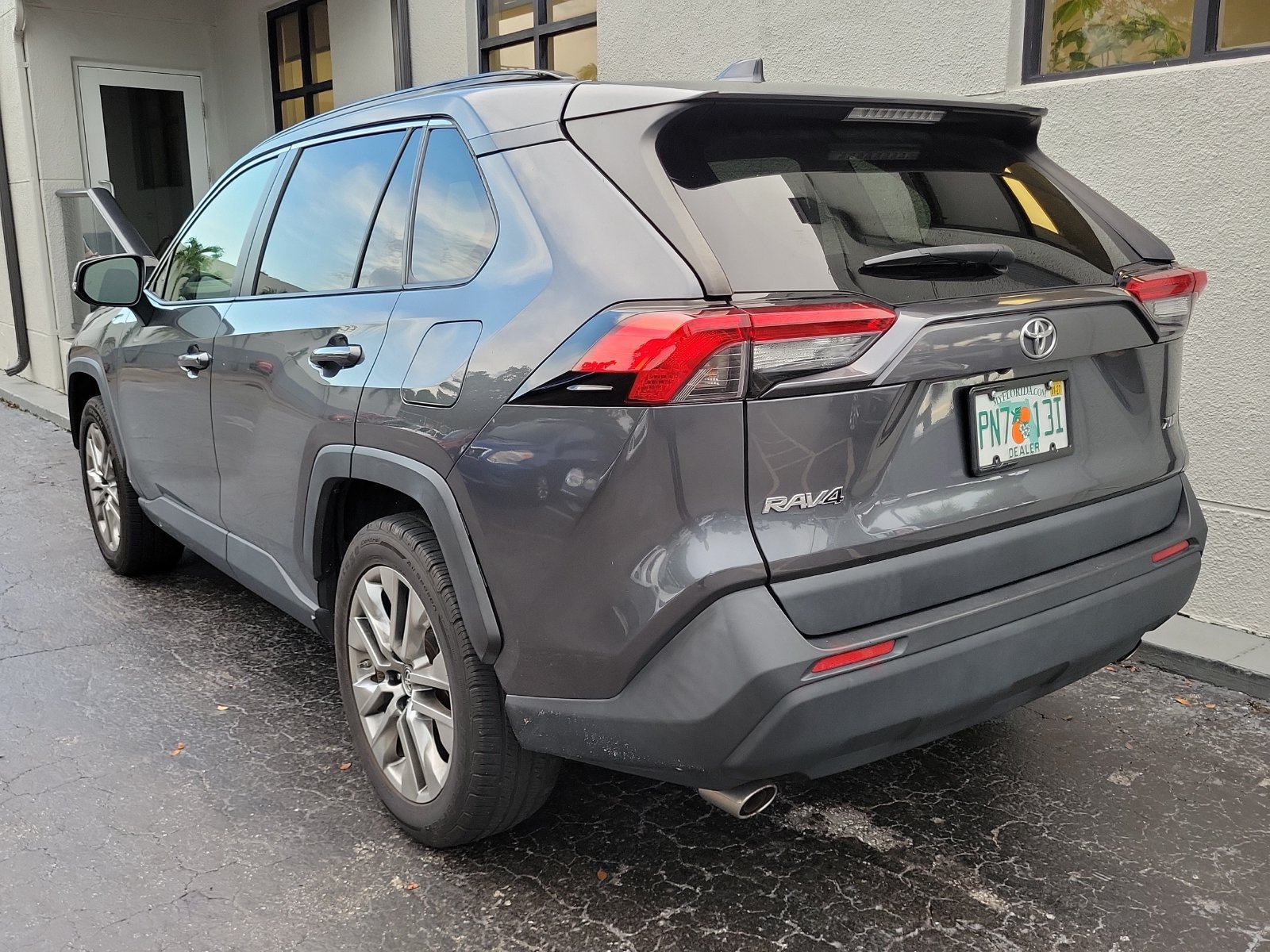 Used 2019 Toyota RAV4 XLE Premium FWD image 6