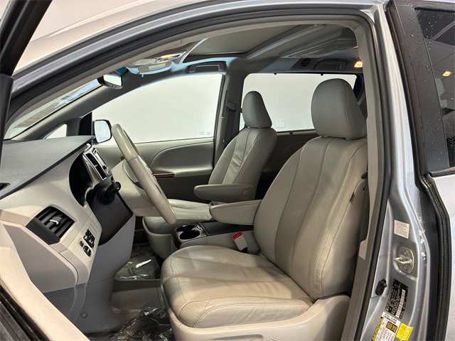Used 2014 Toyota Sienna XLE image 12