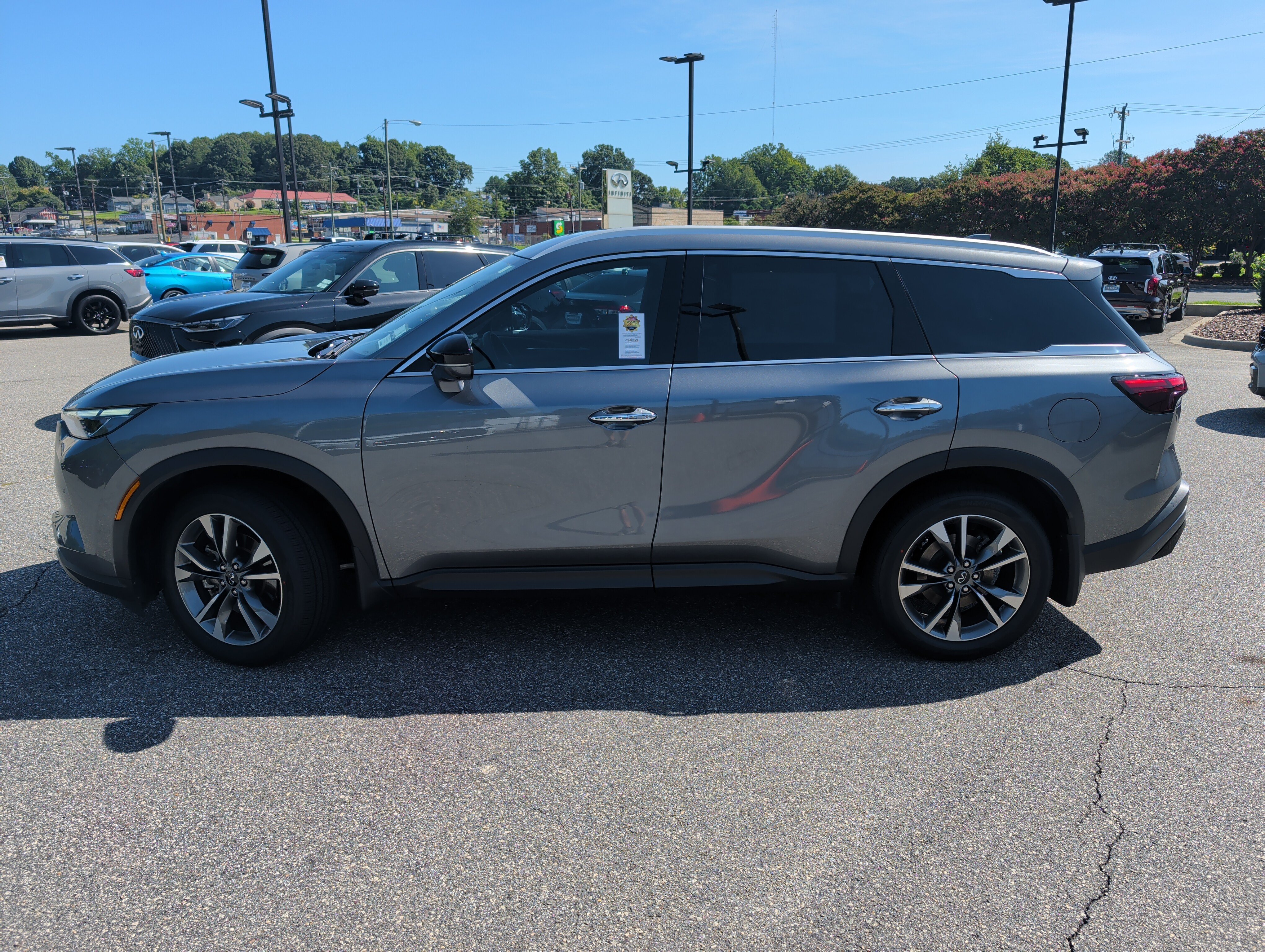 Used 2023 INFINITI QX60 Luxe w/ Cargo Package FWD image 6