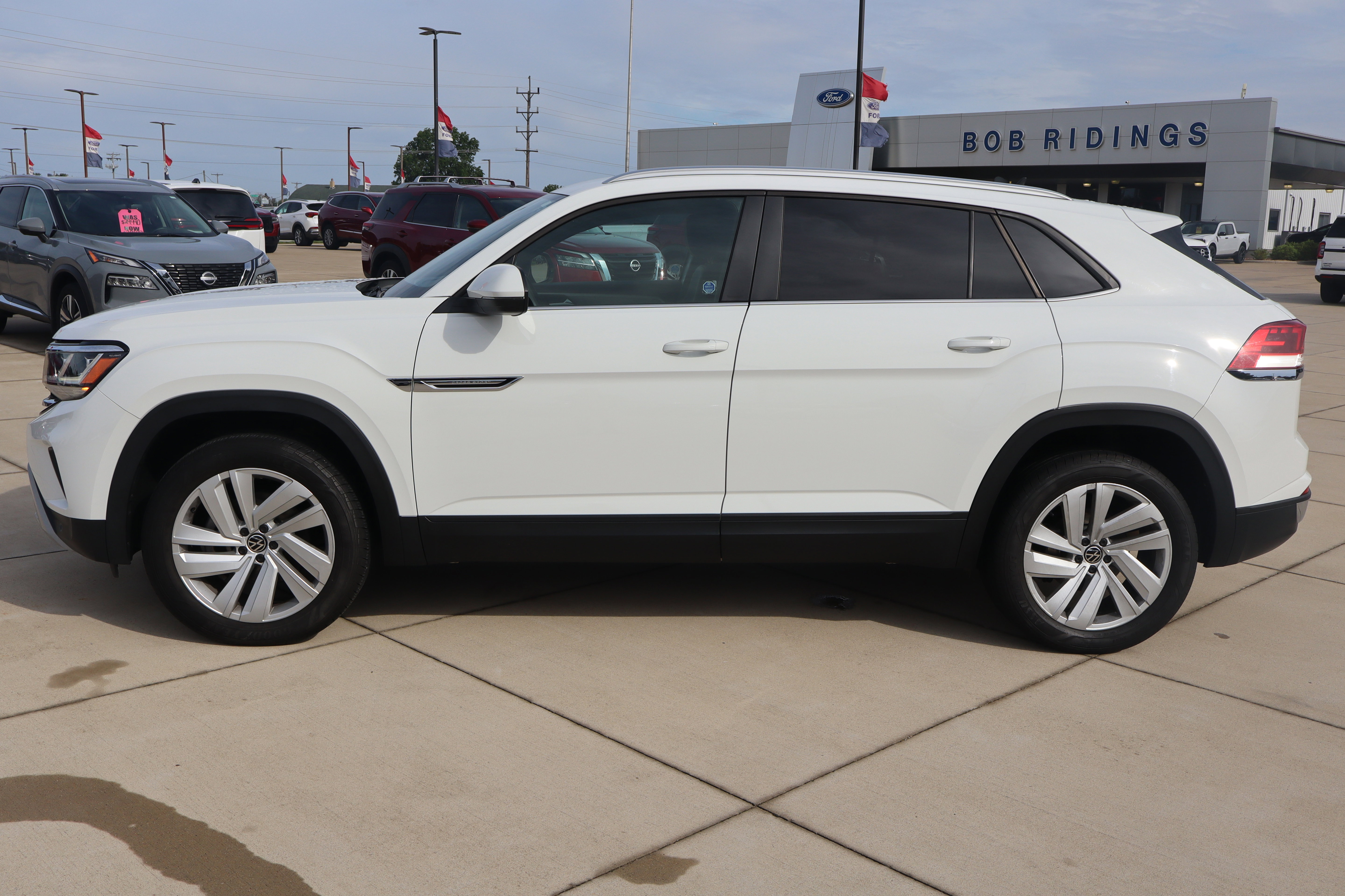 Used 2023 Volkswagen Atlas Cross Sport SE FWD image 9