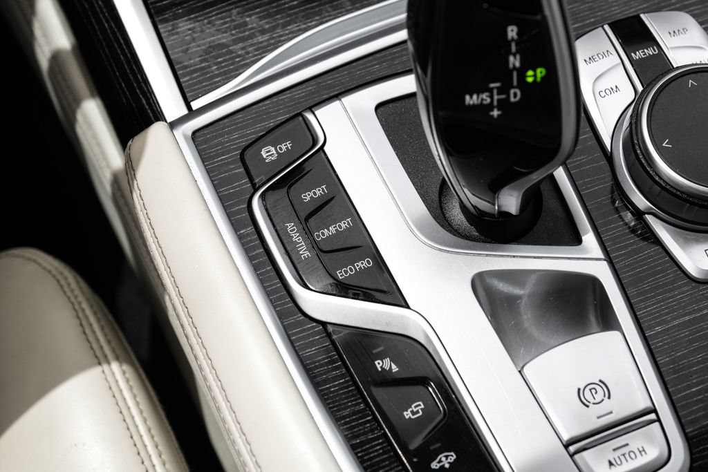 Used 2020 BMW 740i w/ Premium Package RWD image 33