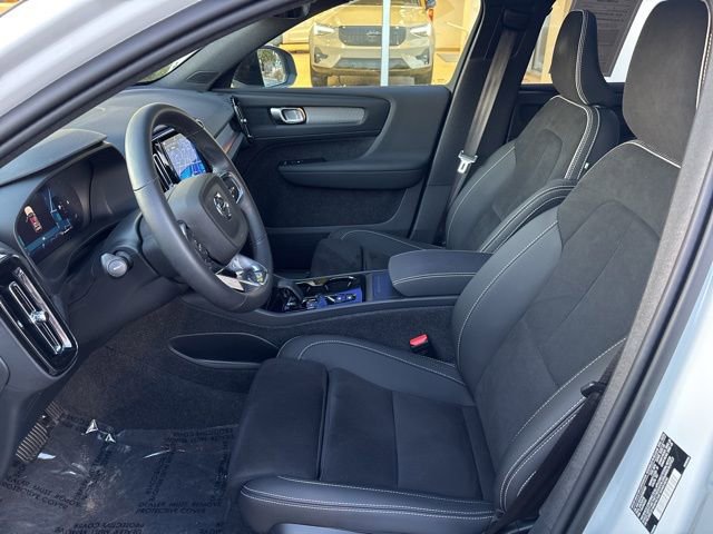Used 2025 Volvo XC40 B5 Plus AWD/4WD image 19