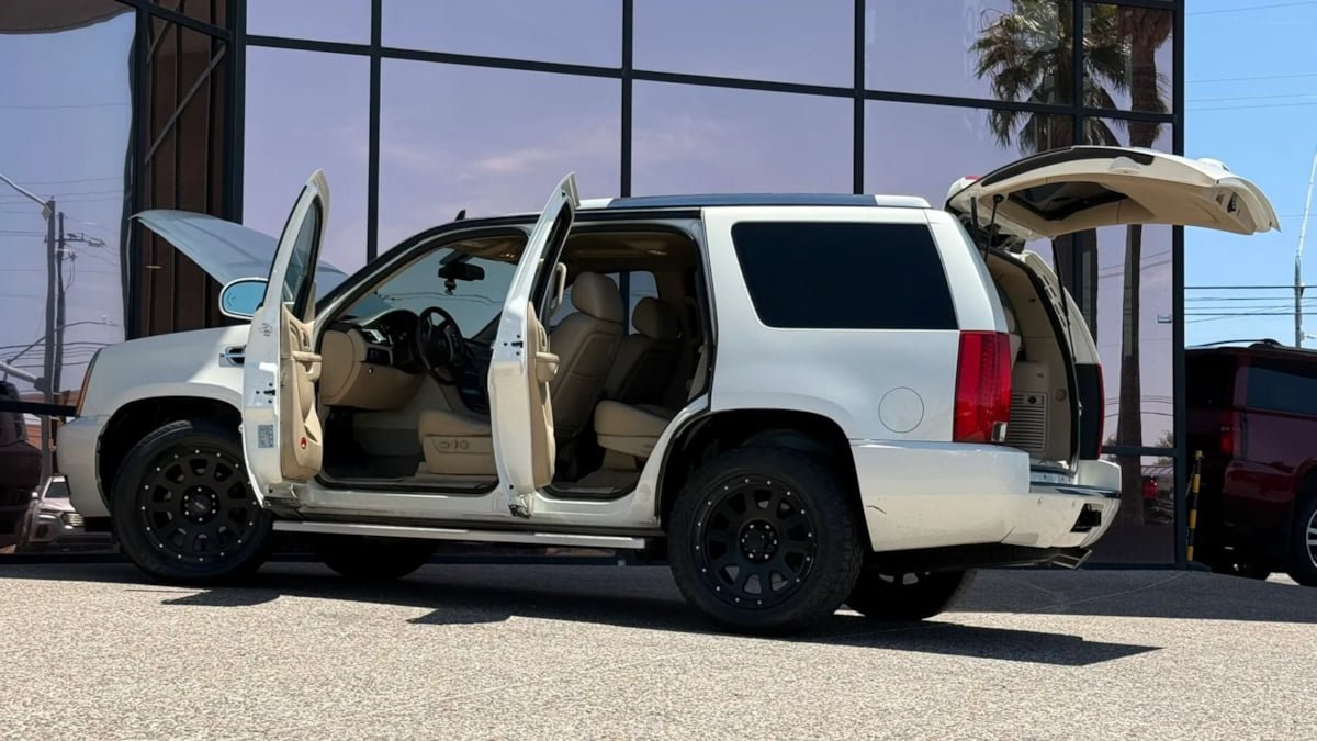 Used 2014 Cadillac Escalade Luxury AWD/4WD image 29