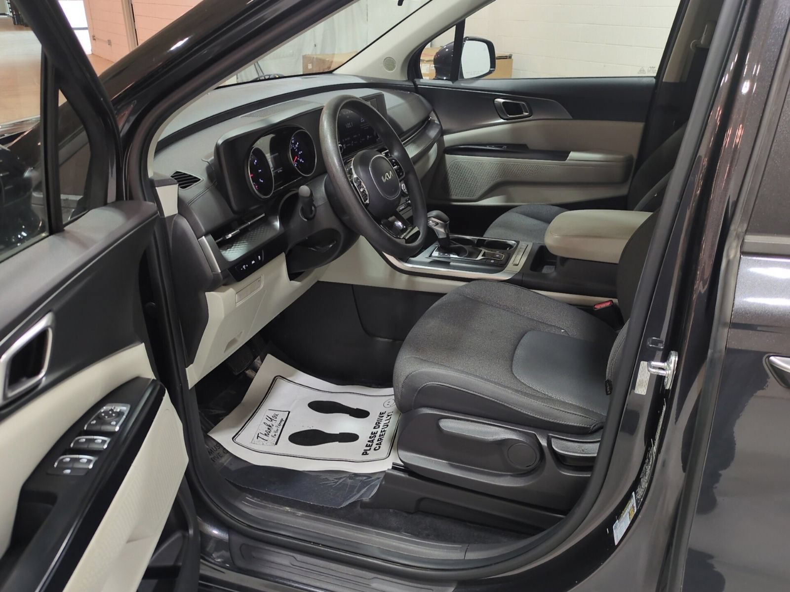 Certified 2024 Kia Carnival LX FWD image 17