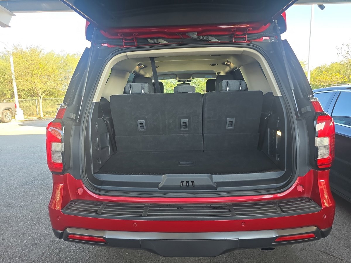 Used 2022 Ford Expedition XLT image 12