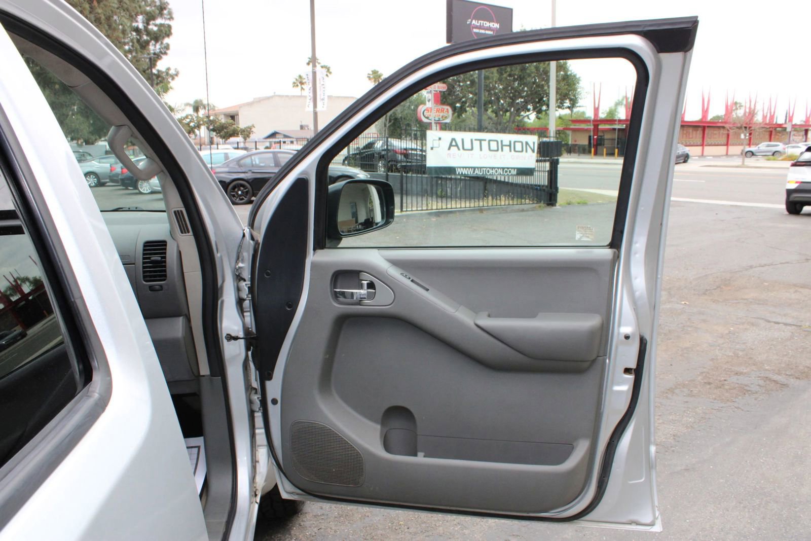 Used 2014 Nissan Frontier SV image 12