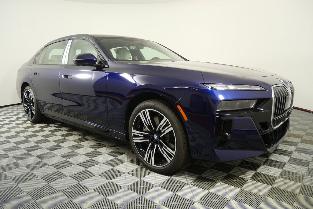 Used 2026 BMW 750e xDrive w/ Executive Package AWD/4WD image 2