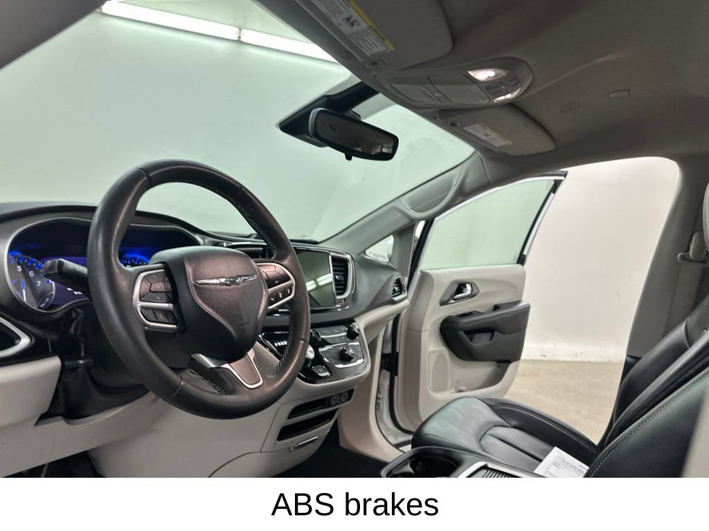 Used 2023 Chrysler Pacifica Touring-L FWD image 32
