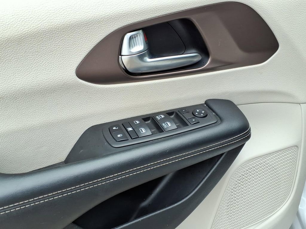 Used 2023 Chrysler Voyager LX image 21