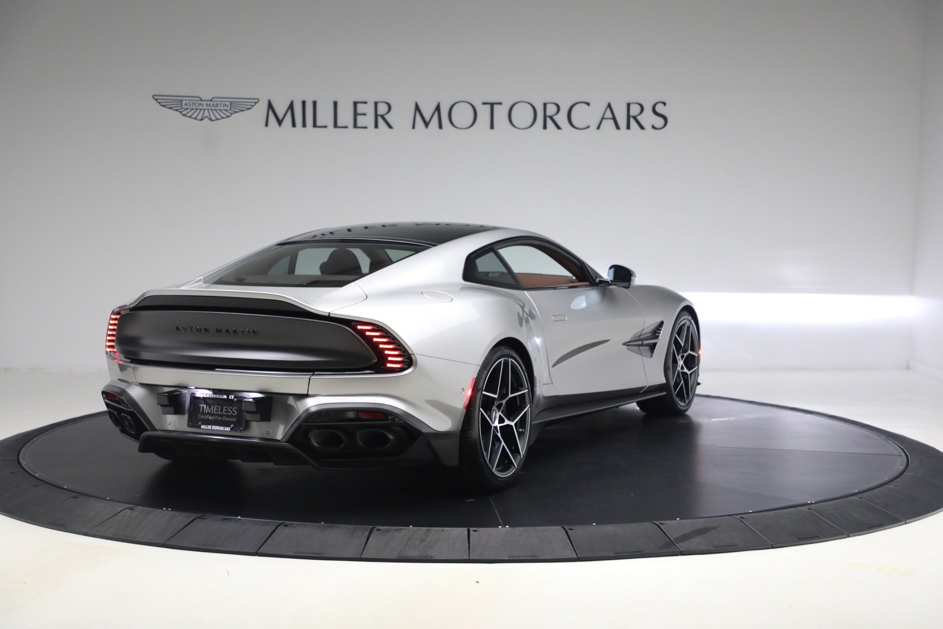 Used 2025 Aston Martin Vanquish RWD image 7