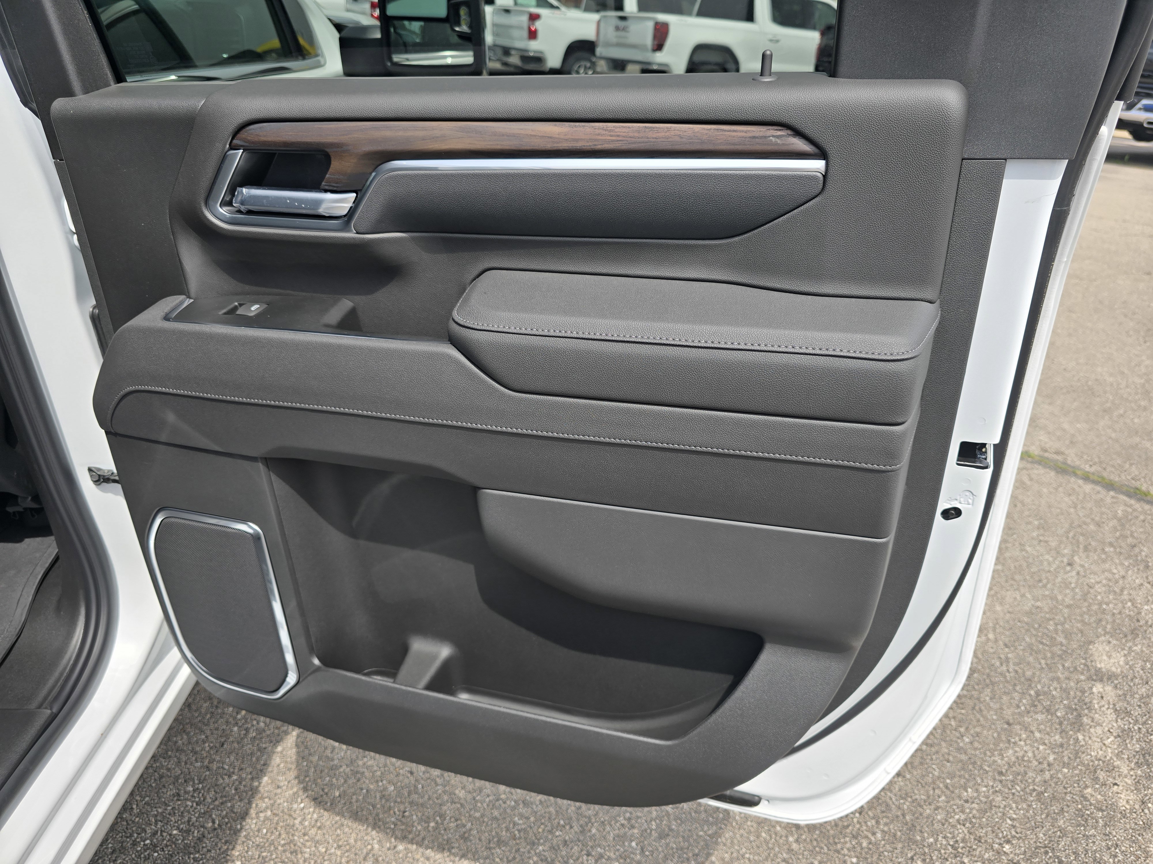 New 2025 GMC Sierra 2500 SLT w/ SLT Convenience Package image 24