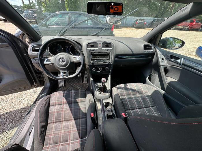 Used 2012 Volkswagen Golf 4-Door FWD image 27
