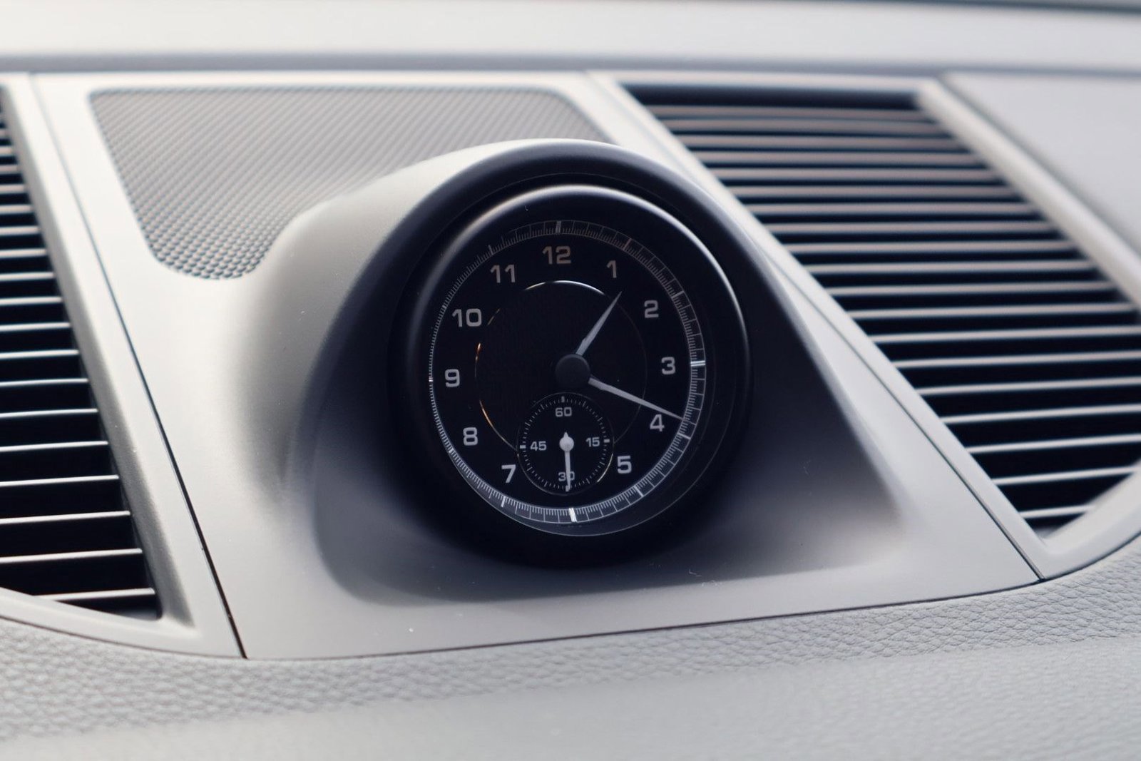 Certified 2025 Porsche Macan image 28