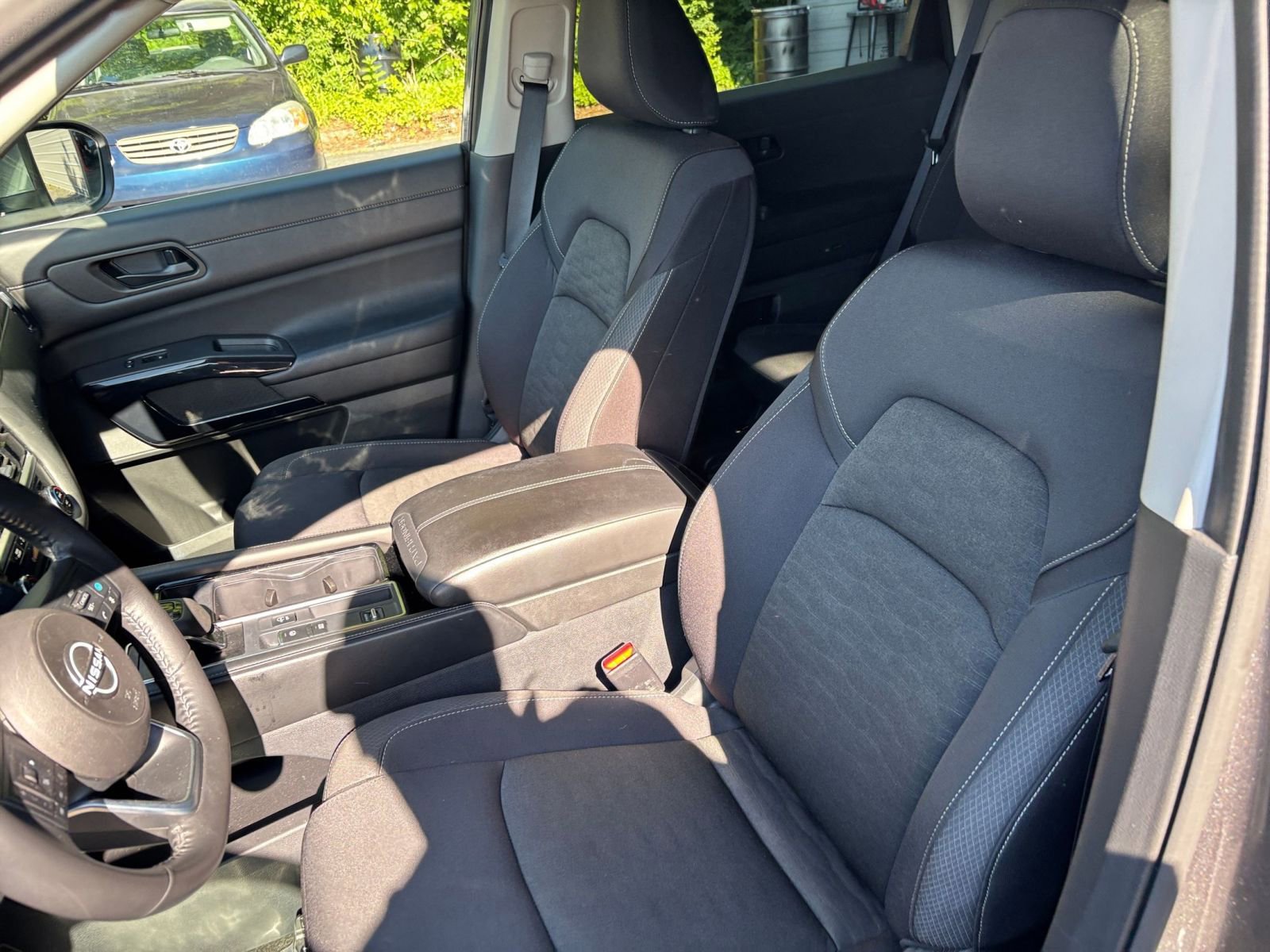 Used 2025 Nissan Pathfinder SV FWD image 35