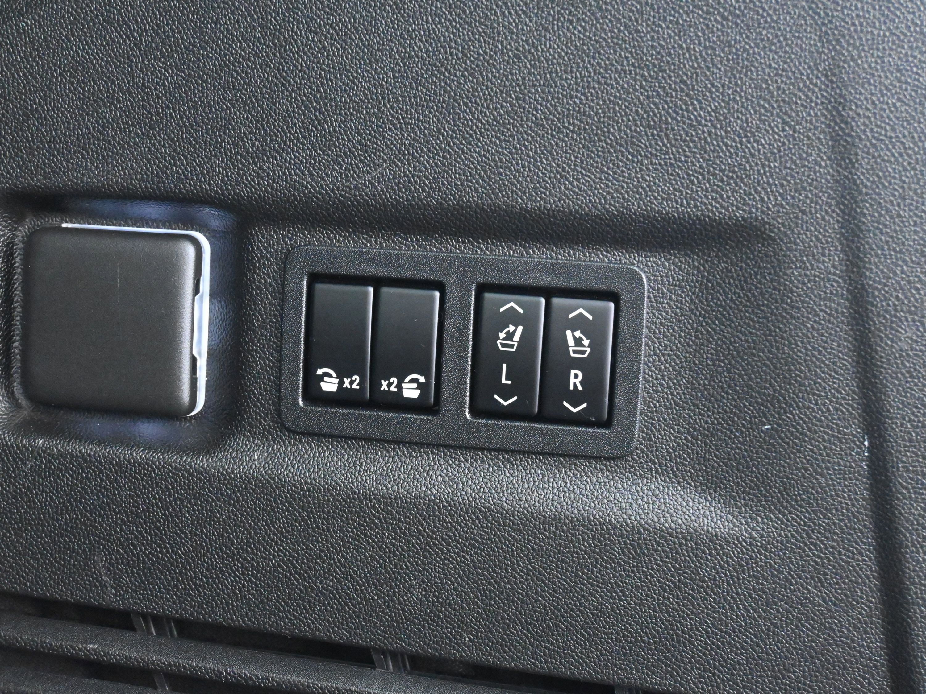 Used 2021 Chevrolet Suburban LT w/ LT Signature Package image 25