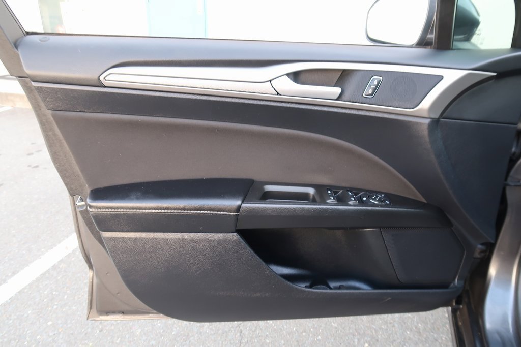 Used 2020 Ford Fusion SE image 15