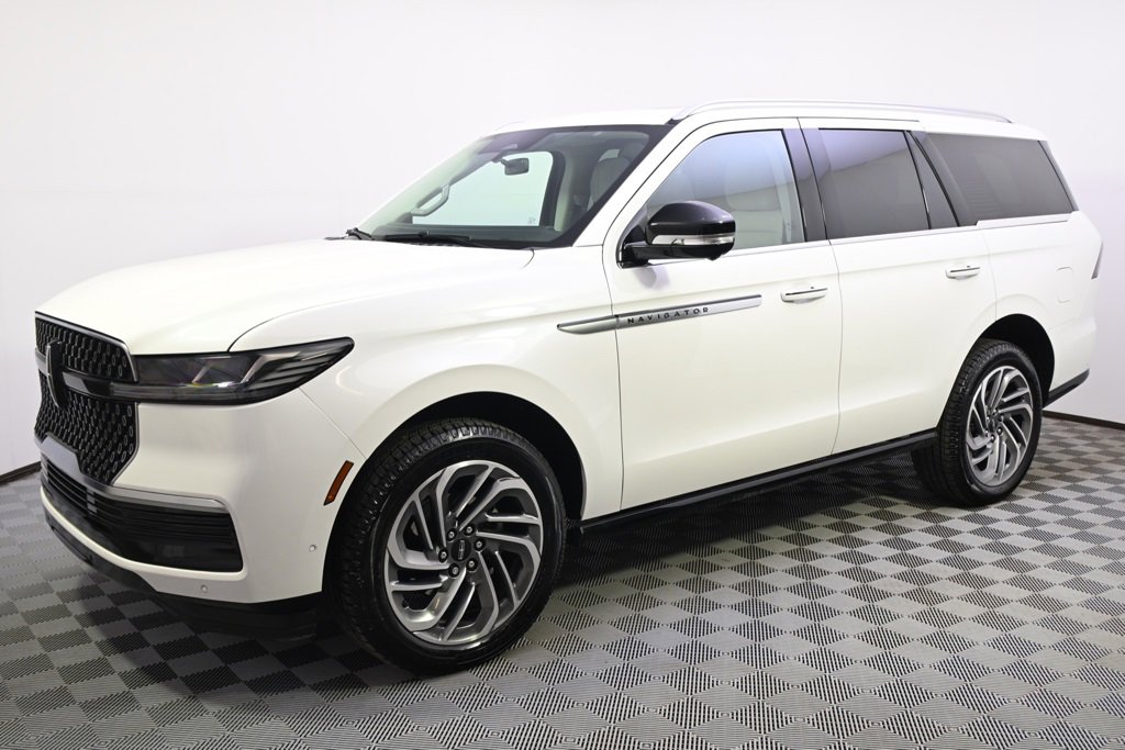 New 2025 Lincoln Navigator Reserve image 2
