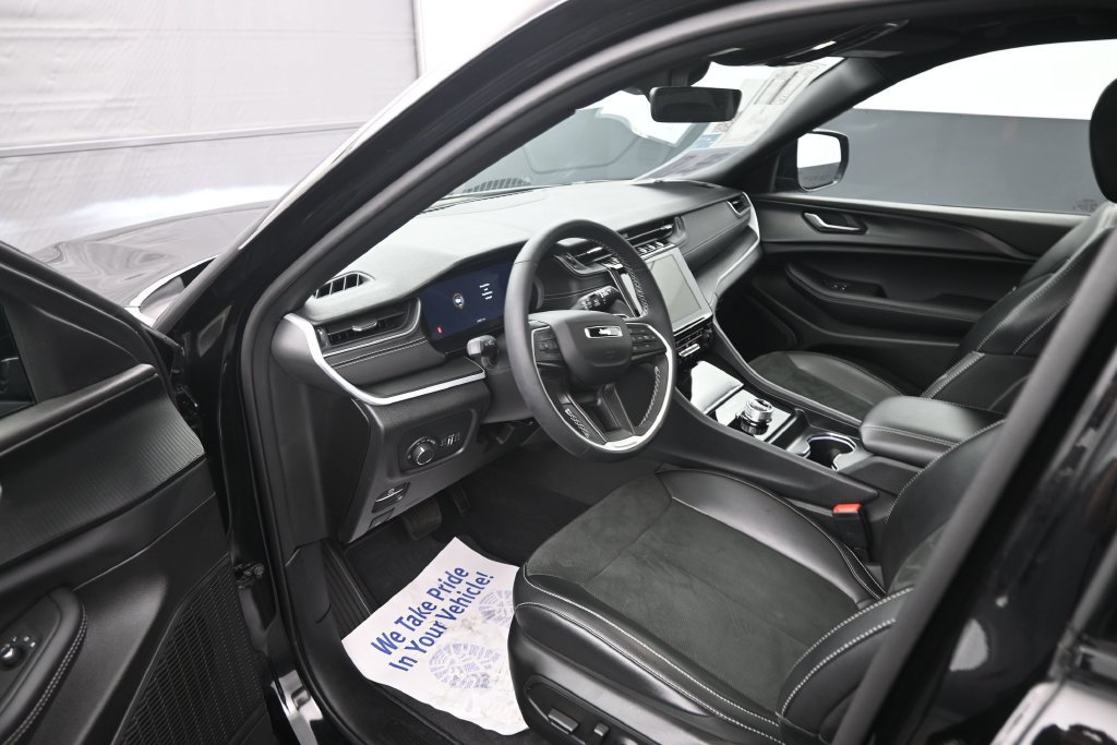 Used 2025 Jeep Grand Cherokee L Altitude AWD/4WD image 10