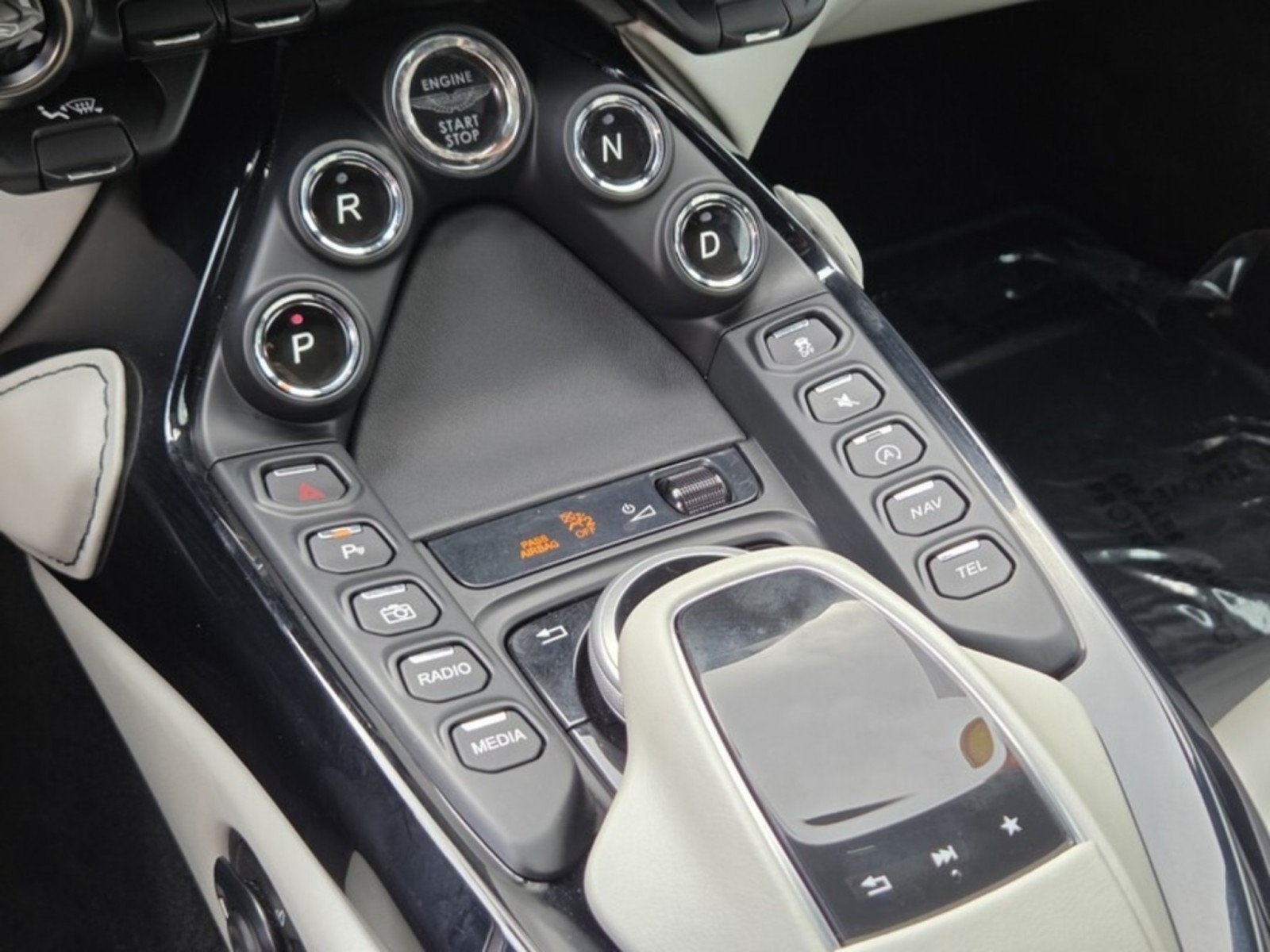 Used 2023 Aston Martin V8 Vantage Roadster RWD image 33