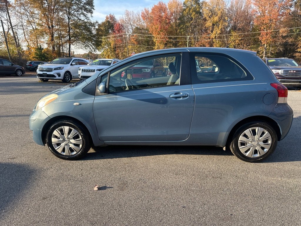 Used 2010 Toyota Yaris 2-Door Hatchback image 3