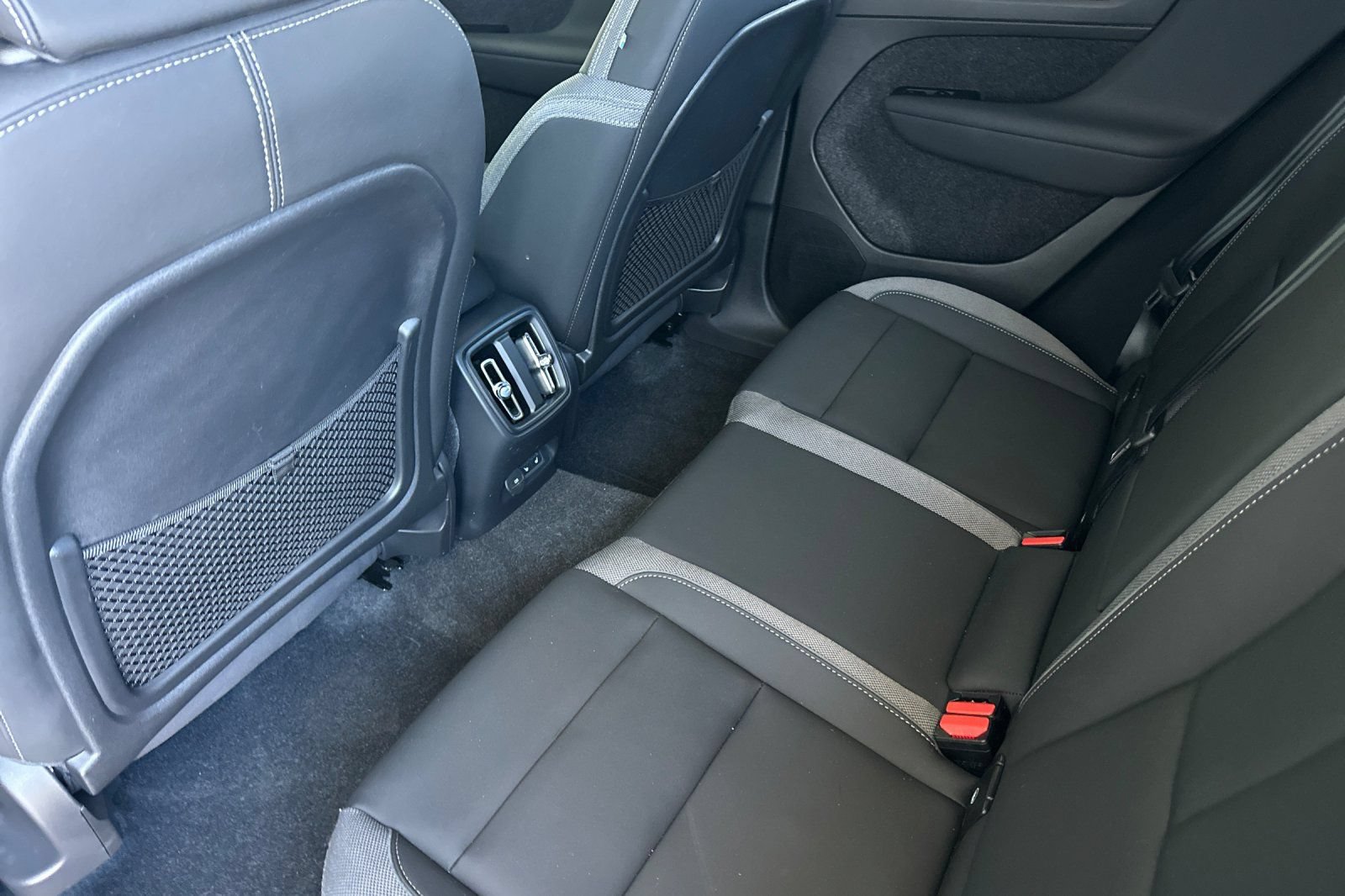 Certified 2025 Volvo EX40 Core AWD/4WD image 5