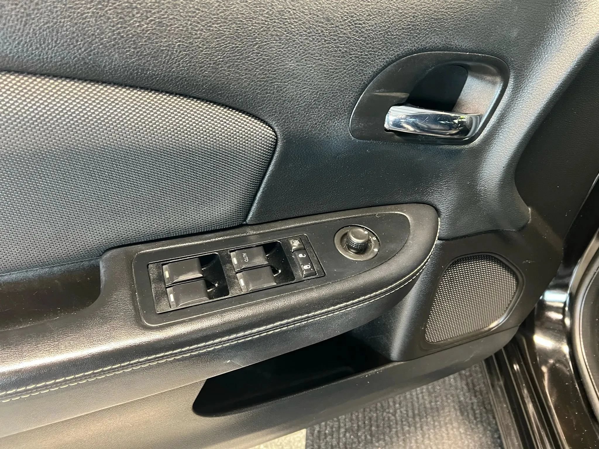 Used 2014 Dodge Avenger SXT w/ Blacktop Package FWD image 6