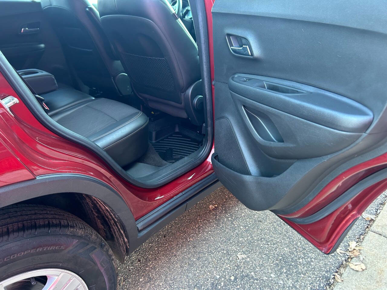 Used 2021 Chevrolet Trax LT w/ LT Convenience Package image 17