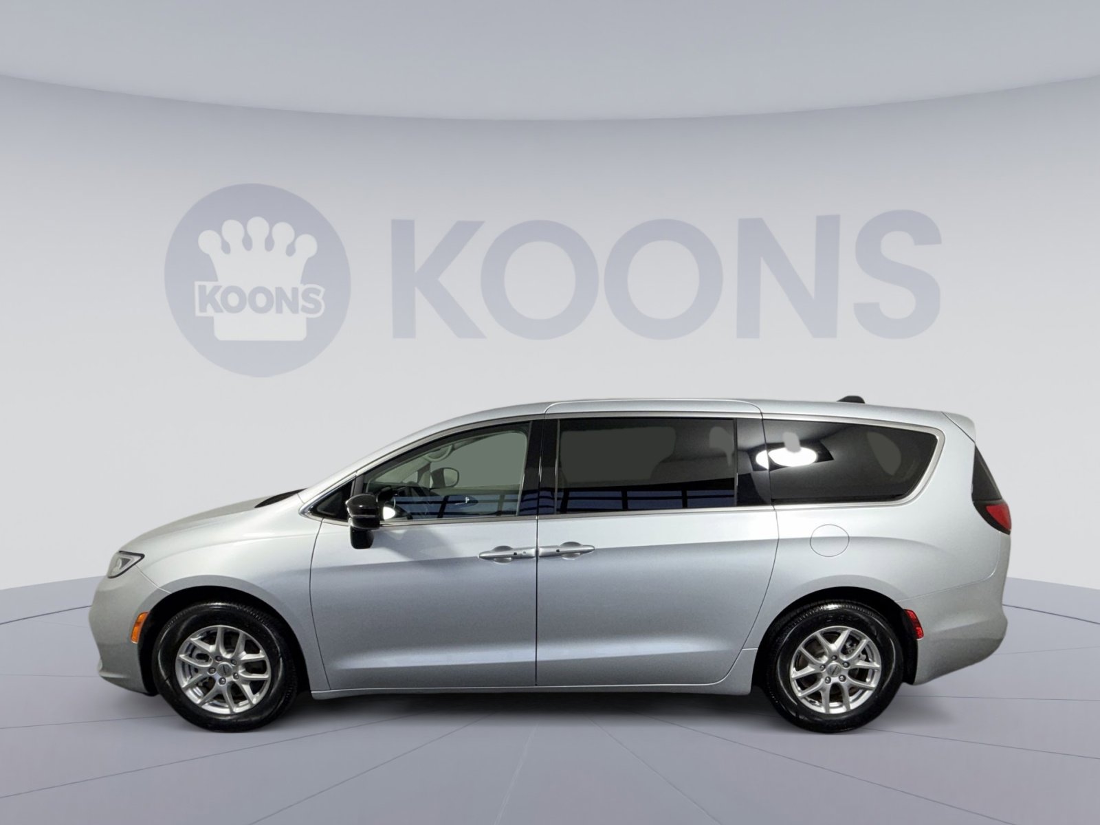 Used 2024 Chrysler Pacifica Touring-L image 2