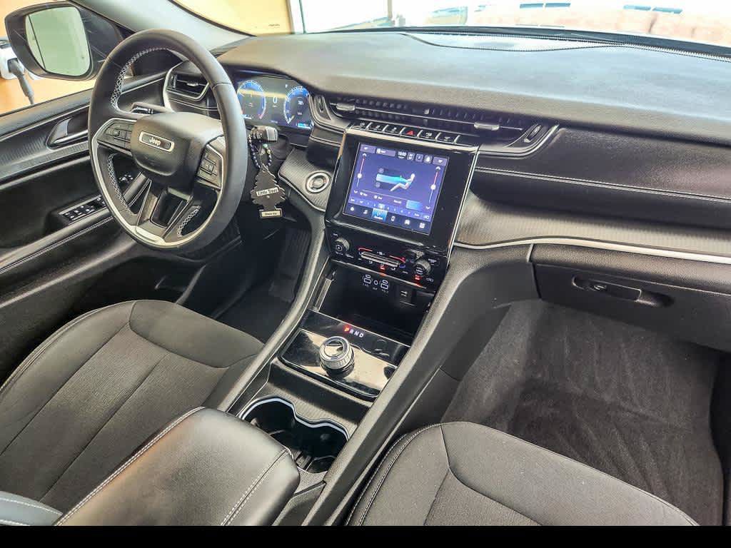 Used 2023 Jeep Grand Cherokee Laredo AWD/4WD image 23