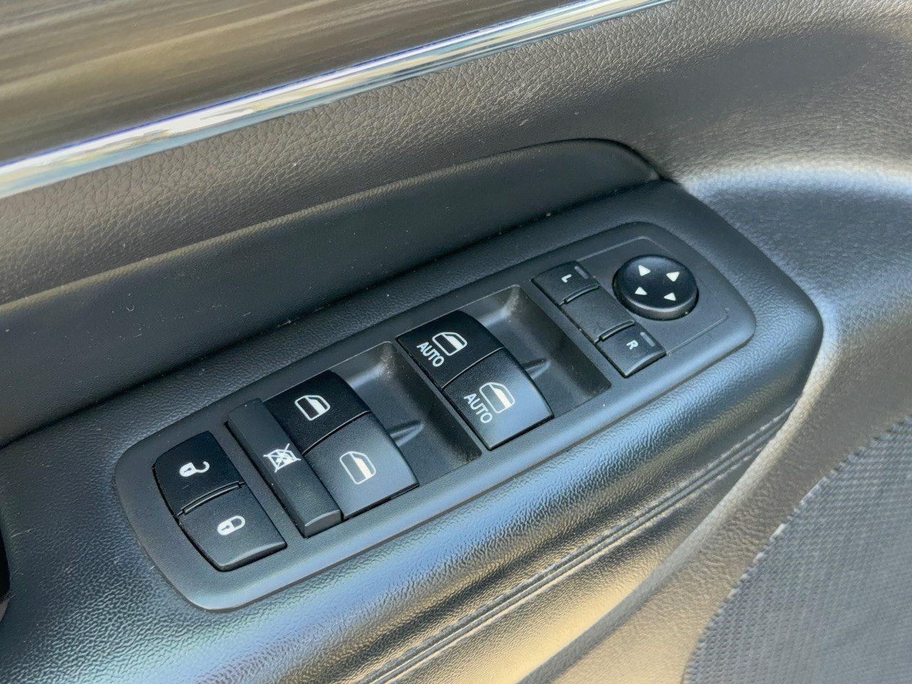 Used 2019 Jeep Grand Cherokee Limited AWD/4WD image 15