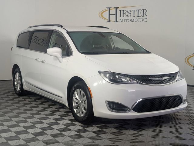 Used 2019 Chrysler Pacifica Touring-L image 2