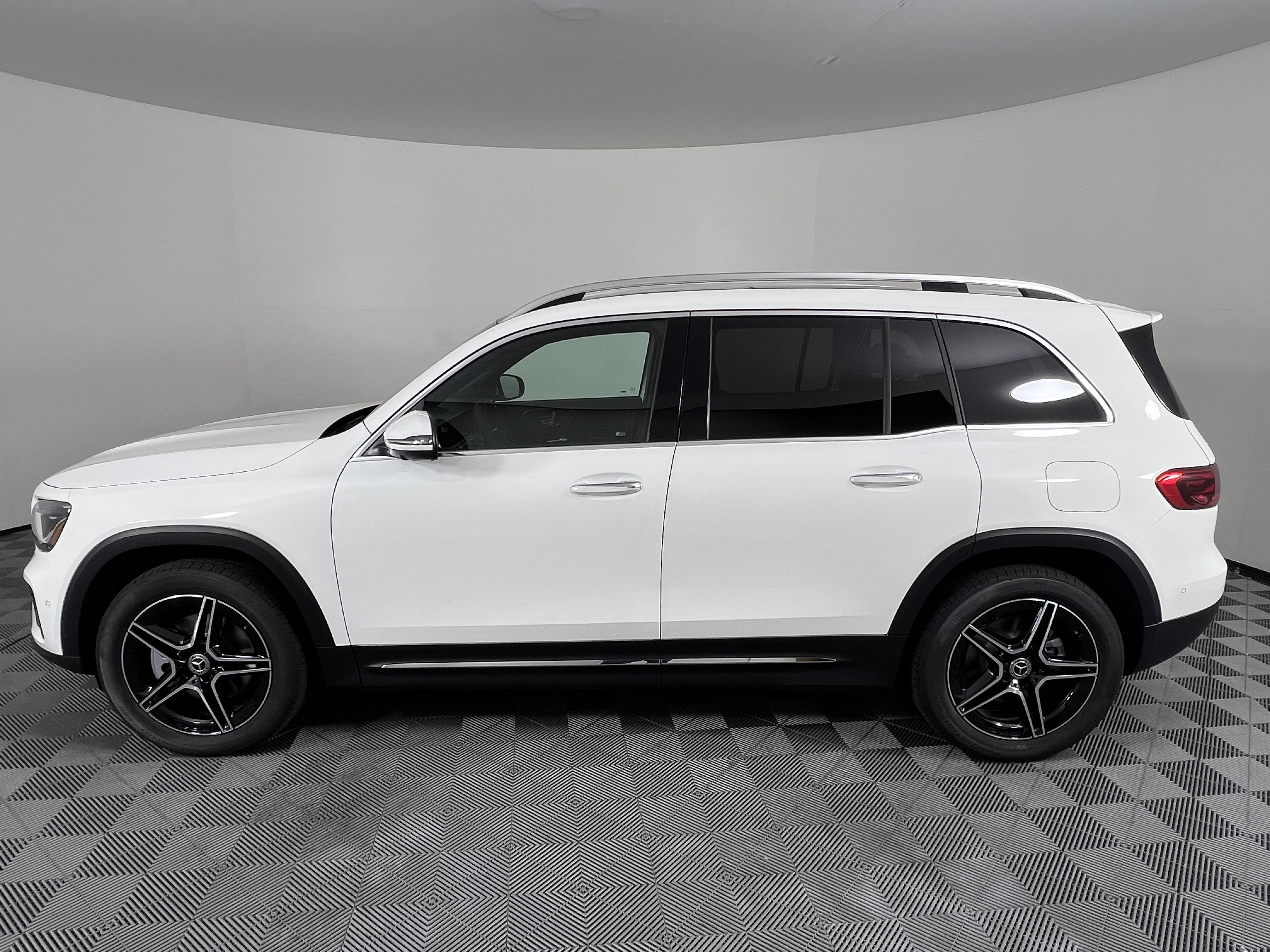 Used 2026 Mercedes-Benz GLB 250 4MATIC image 9