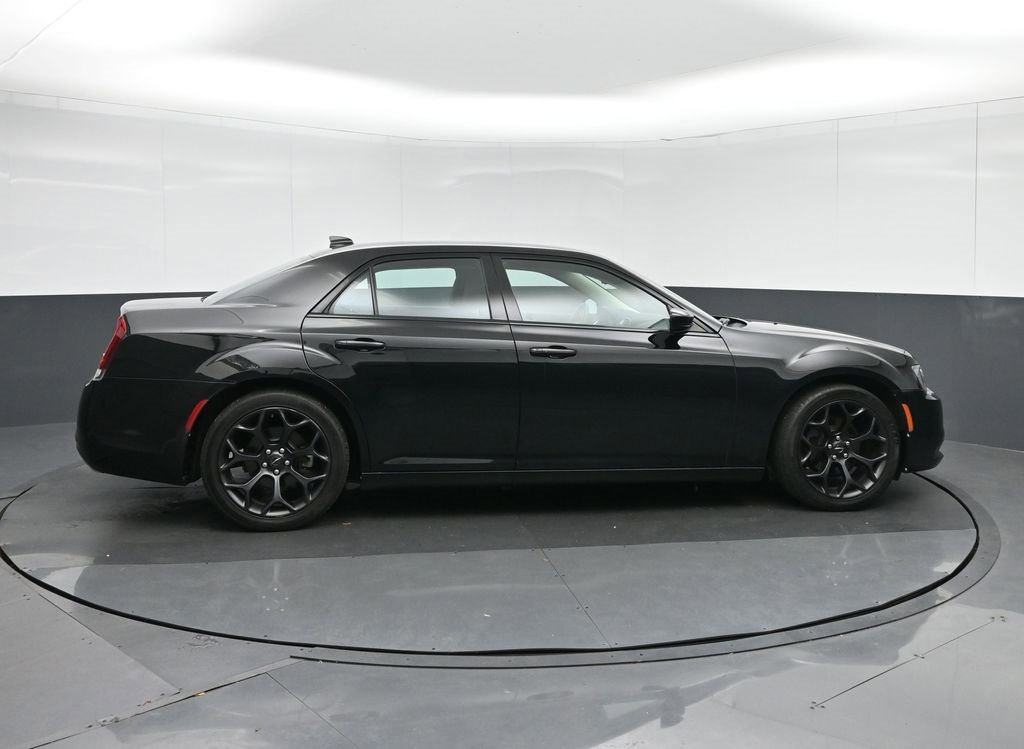 Used 2019 Chrysler 300 Touring w/ Sport Appearance Package image 8