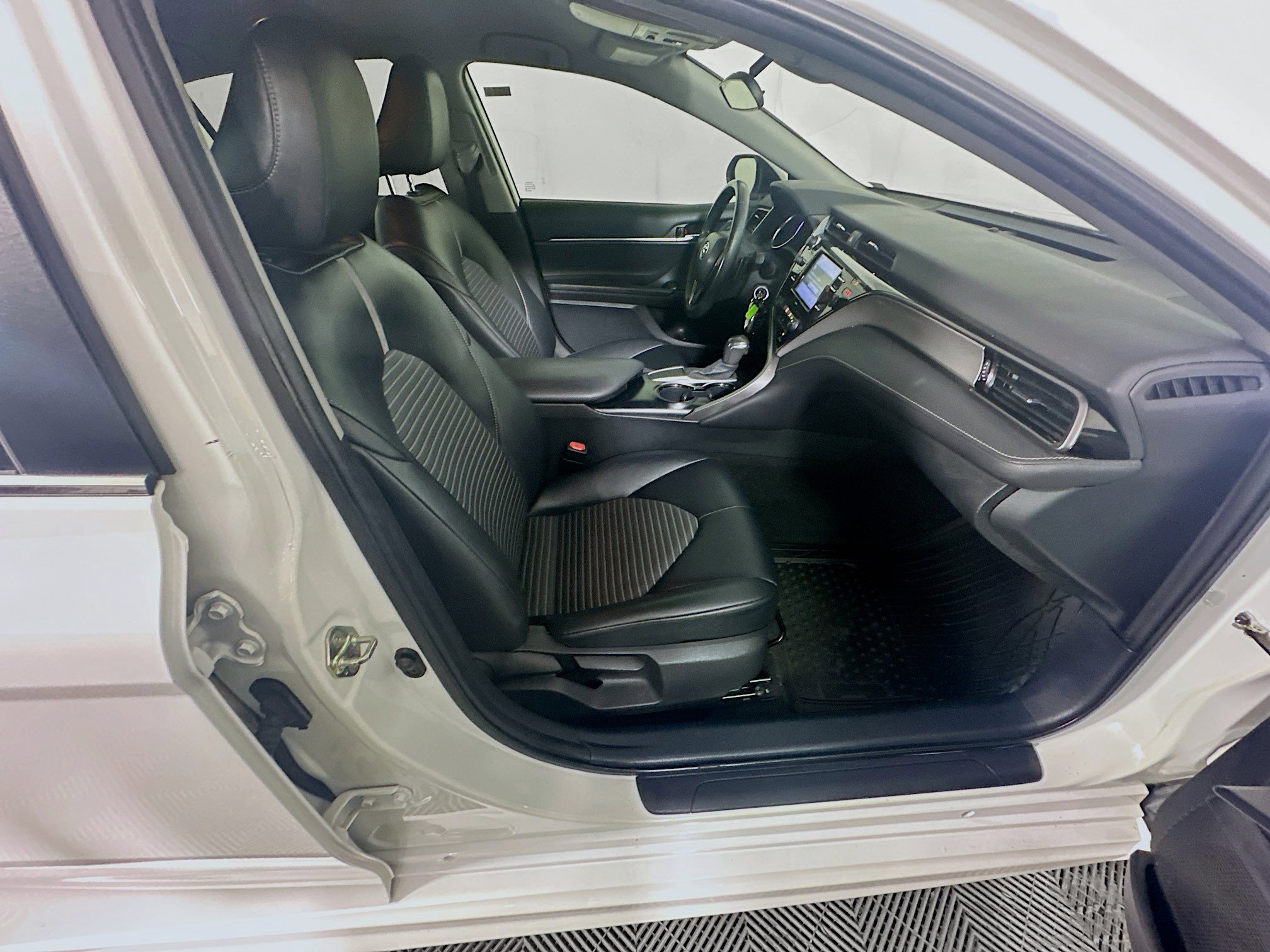 Used 2020 Toyota Camry SE FWD image 30