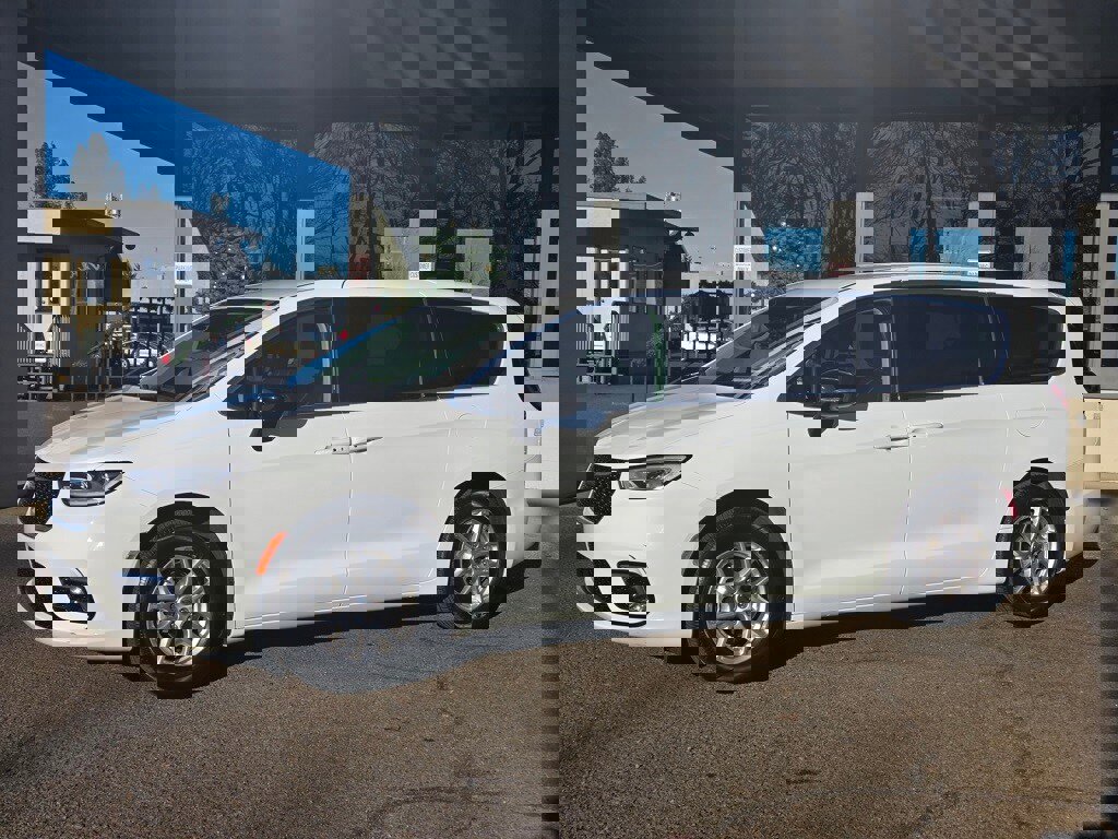 Used 2024 Chrysler Pacifica Touring-L image 36