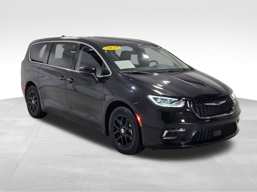 Used 2023 Chrysler Pacifica Touring-L image 3