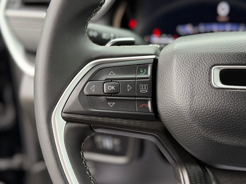 Used 2024 Jeep Grand Cherokee Laredo image 11