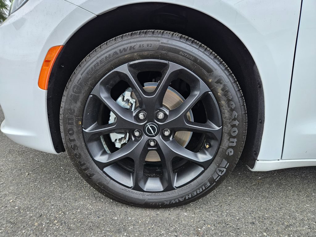 Used 2025 Chrysler Pacifica Limited FWD image 9