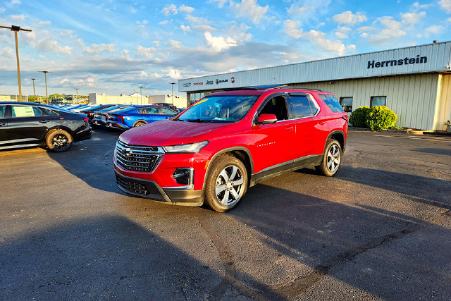 Used 2022 Chevrolet Traverse LT w/ LT Premium Package AWD/4WD image 3