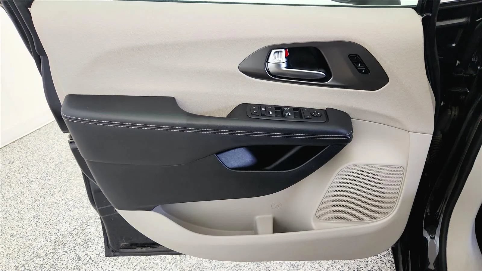 Used 2023 Chrysler Pacifica Touring-L FWD image 33