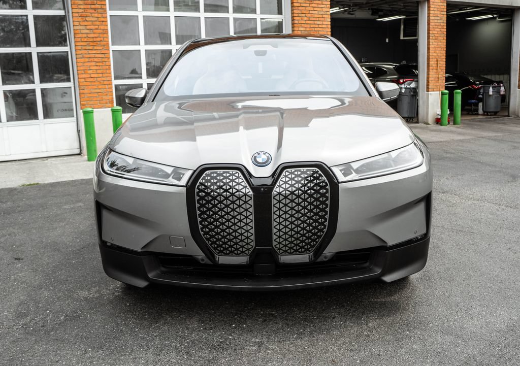 Used 2024 BMW iX xDrive50 w/ Premium Package AWD/4WD image 34