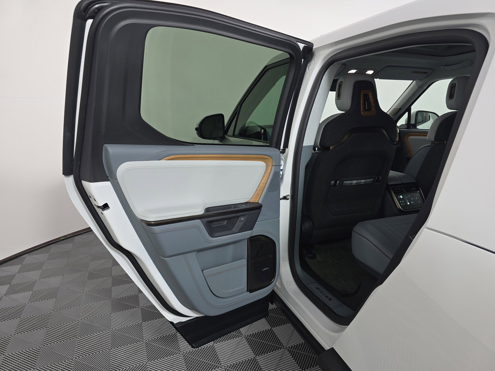 Used 2025 Rivian R1T Premium AWD/4WD image 17