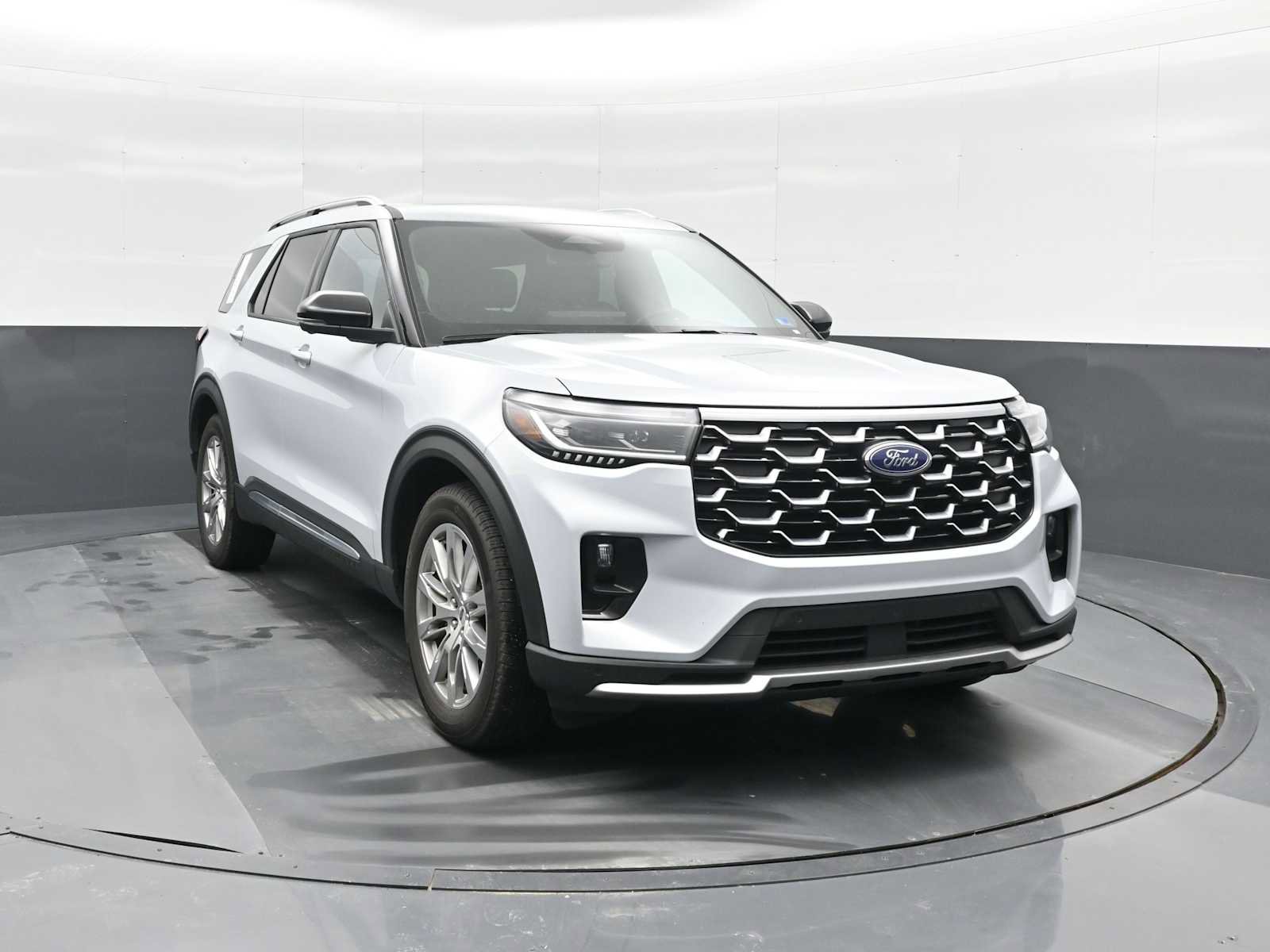 Used 2025 Ford Explorer Platinum image 2