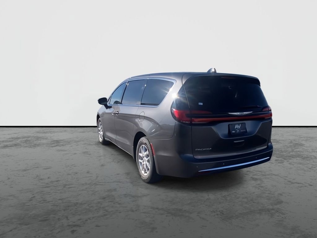 Used 2023 Chrysler Pacifica Touring-L image 6