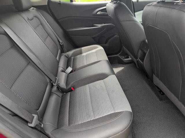 Used 2025 Chevrolet Trax LT w/ LT Convenience Package FWD image 29