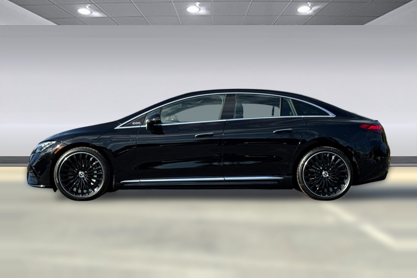 Used 2026 Mercedes-Benz EQE 320 4MATIC Sedan image 2