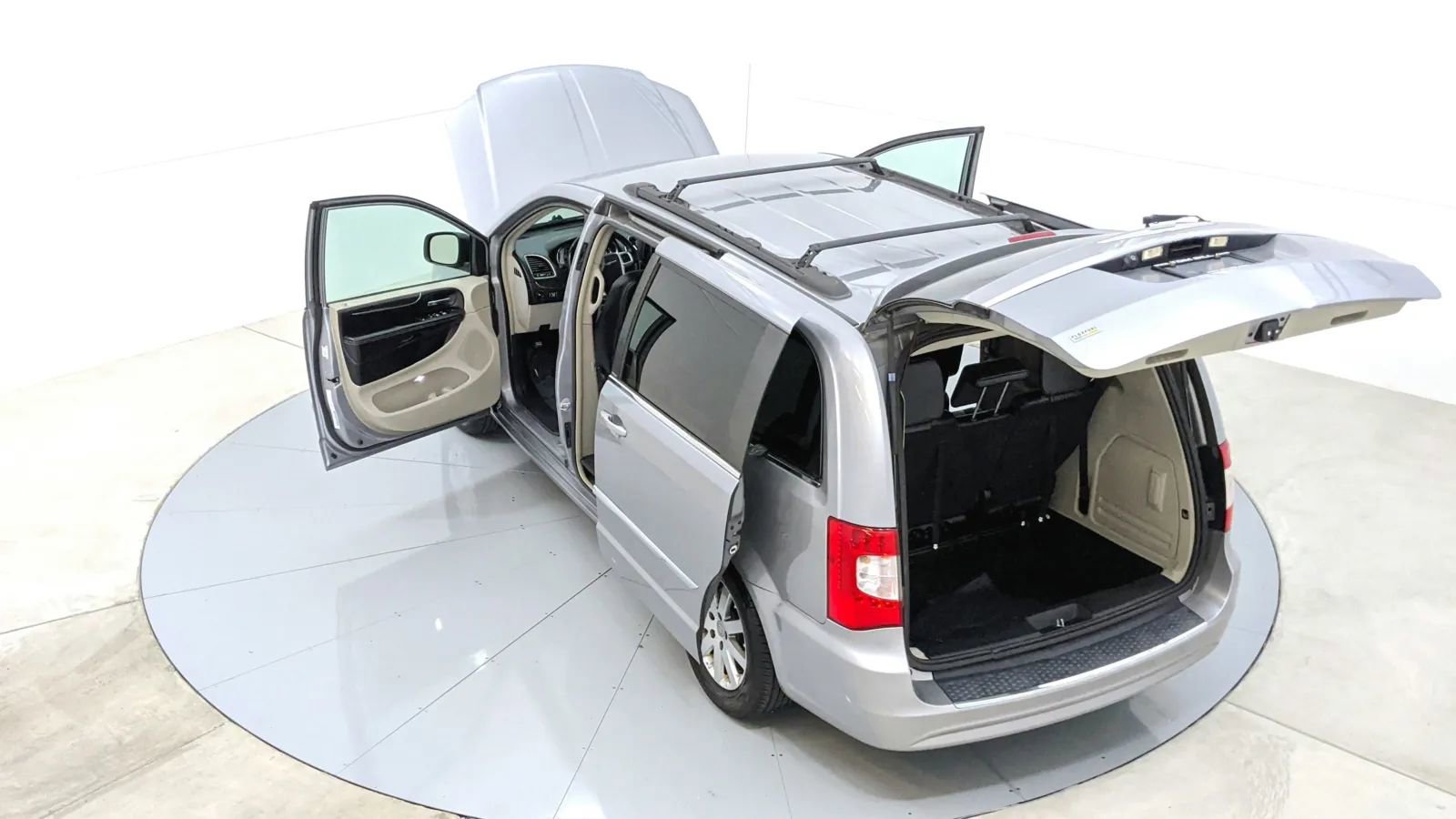 Used 2014 Chrysler Town & Country Touring image 47