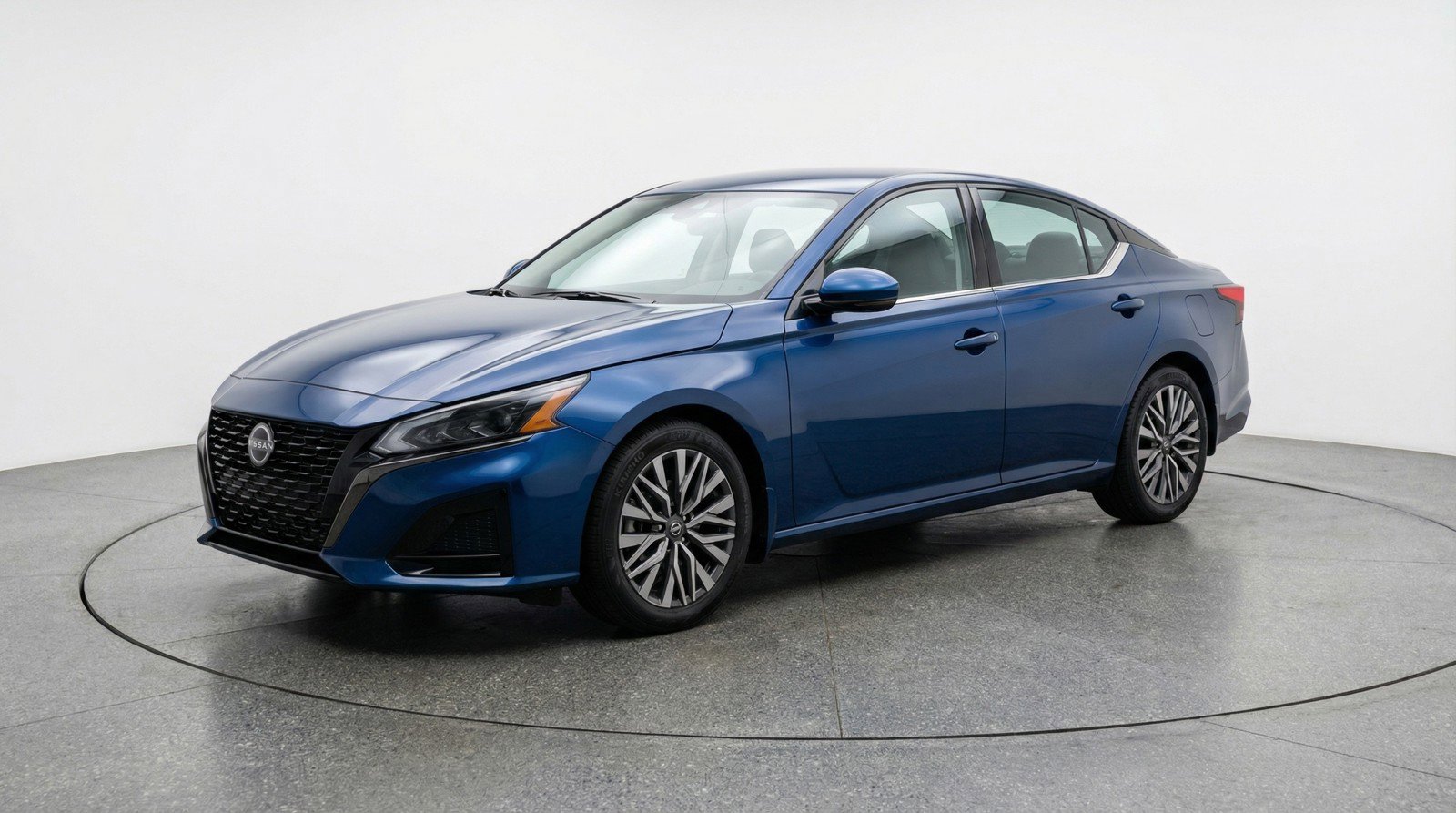 Used 2025 Nissan Altima 2.5 SV FWD image 3