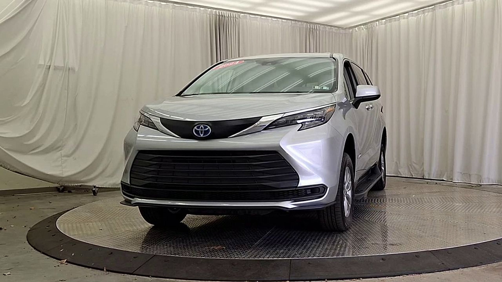 Used 2024 Toyota Sienna LE FWD image 6