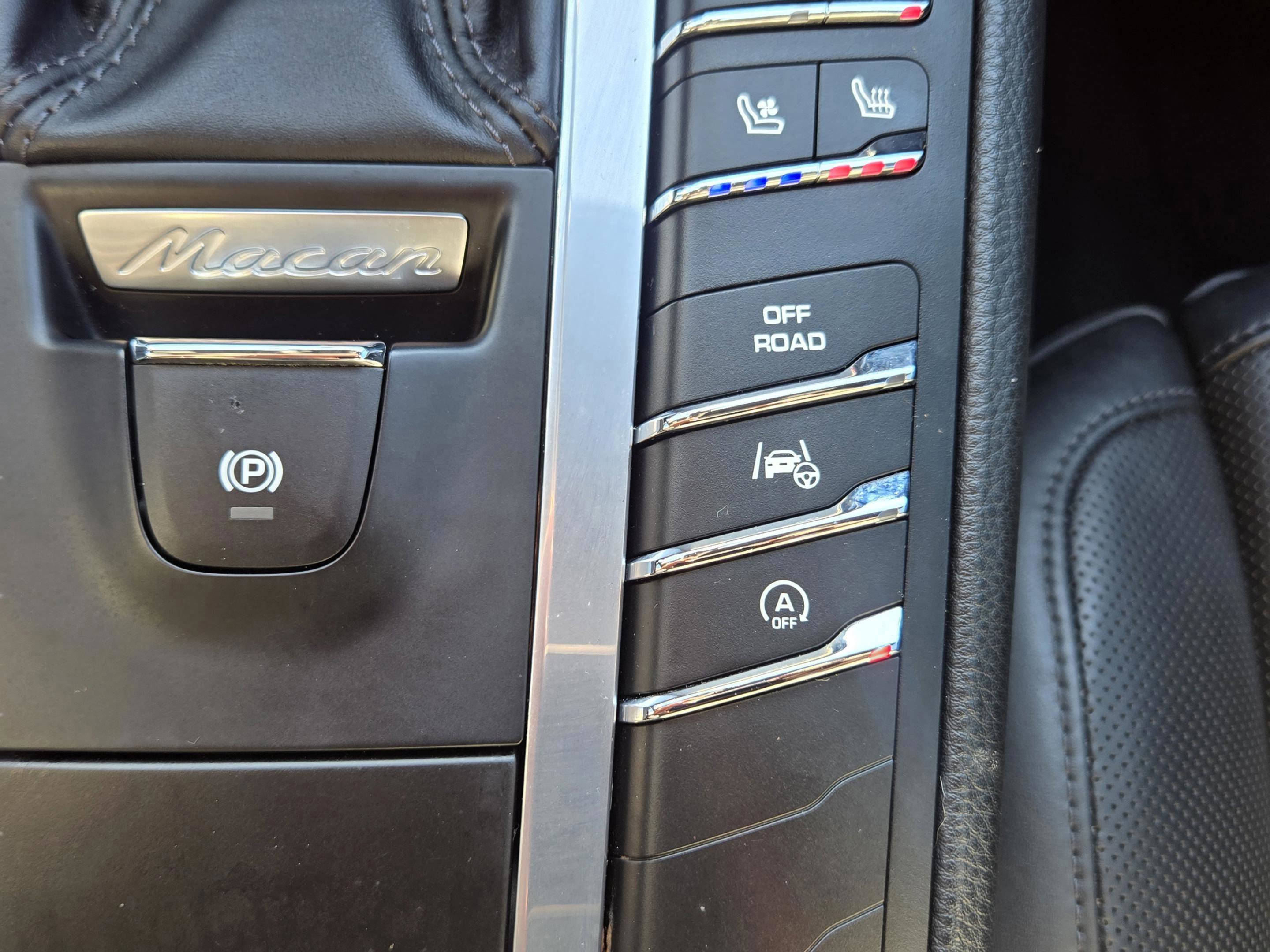 Used 2018 Porsche Macan Turbo image 16